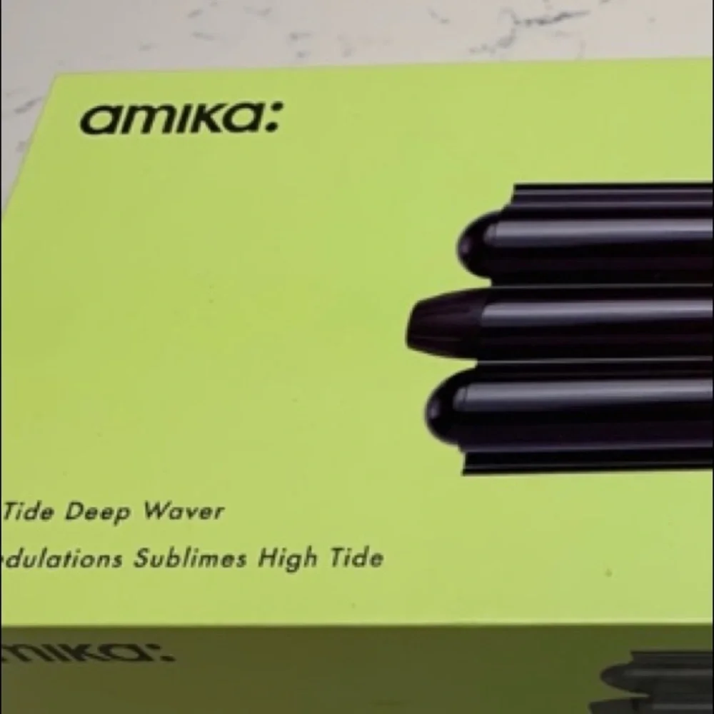 BNIB Amika beach waver
